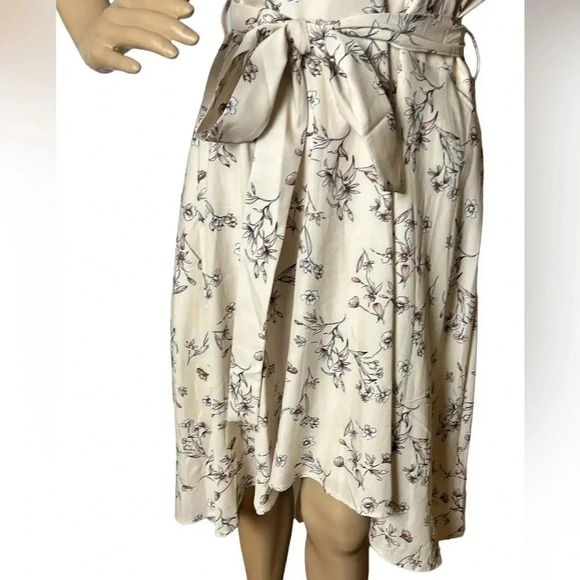 Faux wrap Dress,M. NWT,surplice,fit & flare ,floral,hi lo,tulip sleeves,back zip - Picture 7 of 14